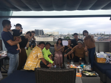 職場の仲間同士でoffを過ごすなら解放感たっぷりの屋上がおススメです♪